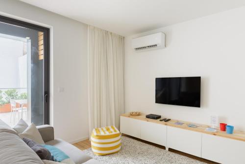 Light Filled Apartment With Terrace