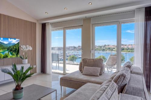 Elegant Panoramic Seaview Apartments