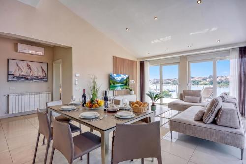 Elegant Panoramic Seaview Apartments