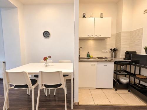 Warm 2BR ground-floor flat near U2 Taborstraße