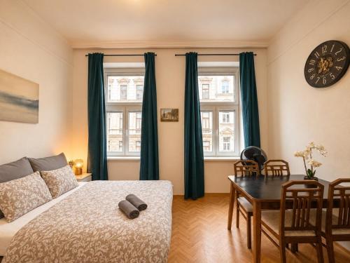 Fabulous 60 m2 2BR with AC near Hauptbahnhof