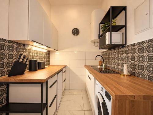 Fabulous 60 m2 2BR with AC near Hauptbahnhof