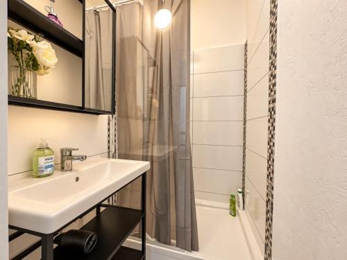 Fabulous 60 m2 2BR with AC near Hauptbahnhof