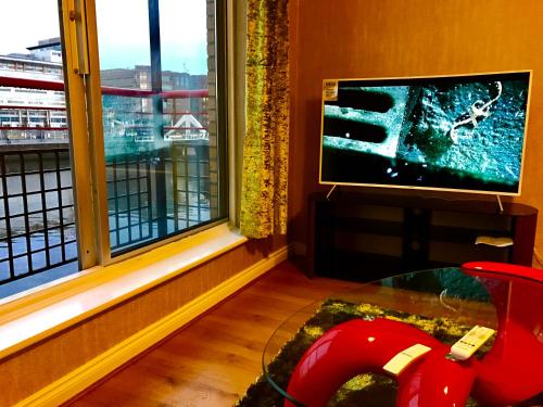 Et tv og/eller underholdning på Glasgow City Centre Flat with River Views and Parking