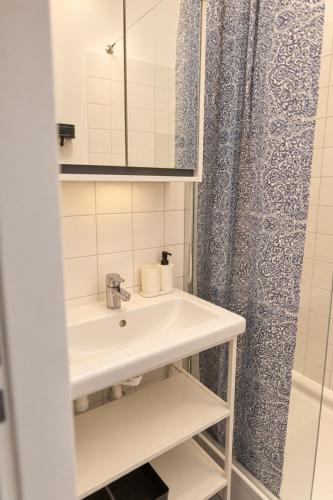 Marvelous 2BR flat with AC near Hauptbahnhof