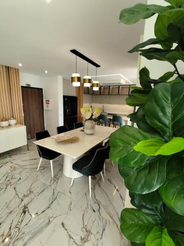 Apartamento da Vargem - Premium 3-Bedroom Penthouse with Rooftop, Jacuzzi & BBQ