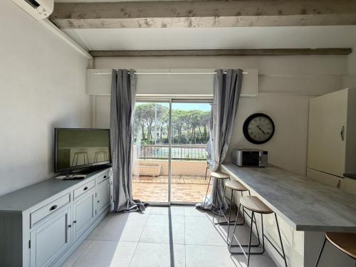 Studio avec mezzanine, climatisé, accès privé golf