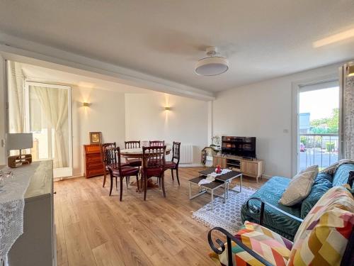 Appartement lumineux 2 chambres, loggia, place de parking