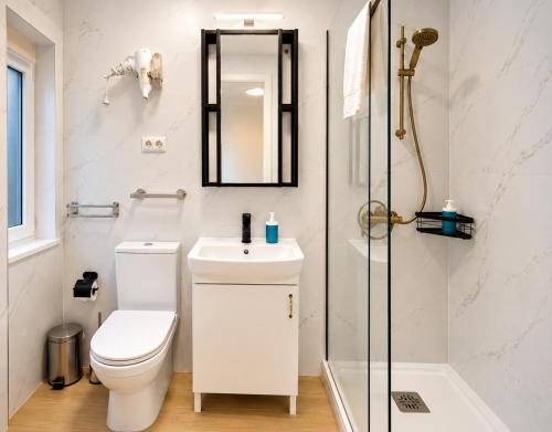 Hello Bairro Alto flat with A/C by Homeful Homes