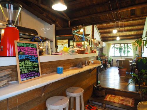 um restaurante com um balcão e bancos num quarto em Qi Tang lane em Jiufen