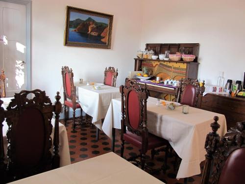 un restaurant avec deux tables et des chaises avec un tissu de table blanc dans l'établissement Villa Belle Rive, à Cannes