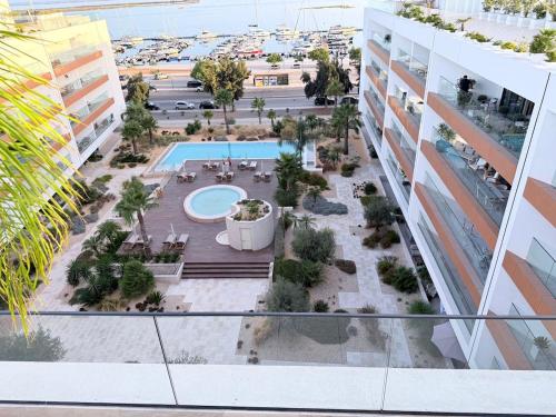 Waterfront Luxury Apartment & heated Rooftop Pool
