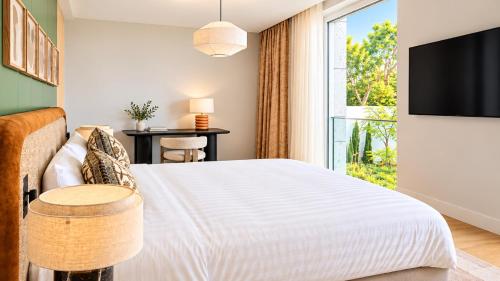NEW Luxury 1-bedroom Duplex with Furnished Patio