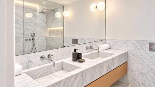 NEW Luxury 1-bedroom Duplex with Furnished Patio