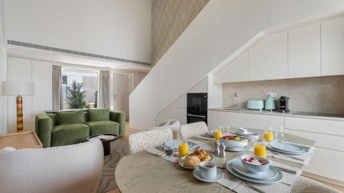 NEW Luxury 2BR Townhouse for 6 with Private Patio