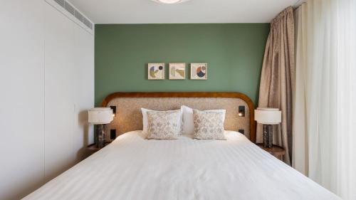 NEW Luxury 2BR Townhouse for 6 with Private Patio