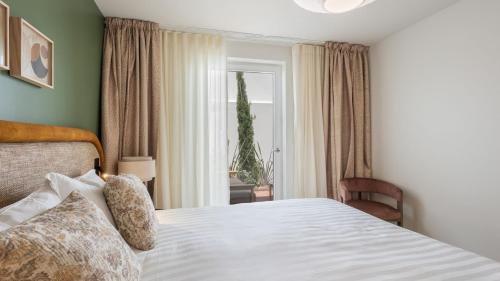 NEW Luxury 2BR Townhouse for 6 with Private Patio