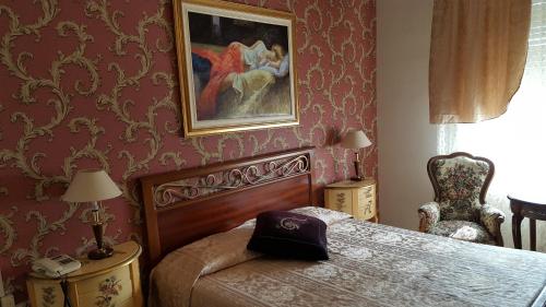 1 dormitorio con 1 cama y una pintura en la pared en Hotel Royal, en Alessandria