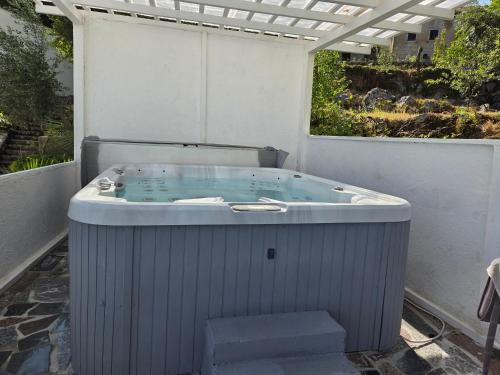 Apartment mit zwei Schlafzimmer mit Meerblick,Pool und Jacuzzi