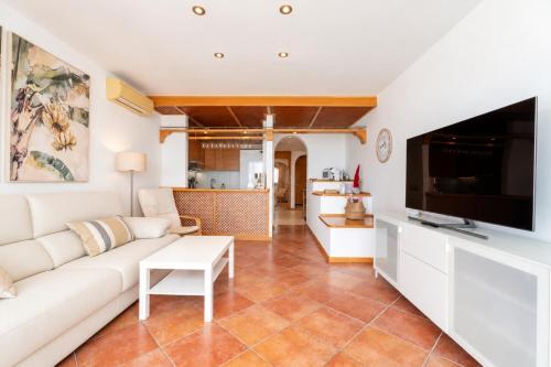 Acogedor dúplex 8B con amplia terraza y vistas al mar