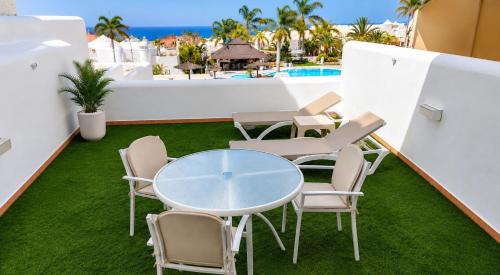 Acogedor dúplex 8B con amplia terraza y vistas al mar