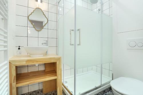 une salle de bain avec une douche en verre et des toilettes dans l'établissement Rent a Room - Charon 3, à Paris