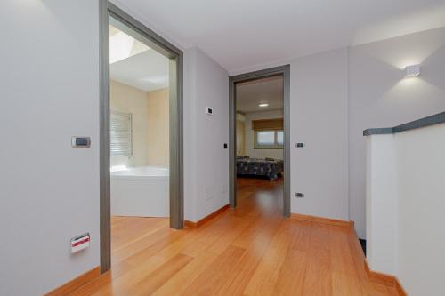 Spacious 180 Luxury Milan Apartment with 3 Bedrooms, 3 Baths & Jacuzzi Bocconi Campus