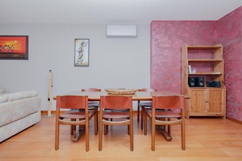 Spacious 180 Luxury Milan Apartment with 3 Bedrooms, 3 Baths & Jacuzzi Bocconi Campus