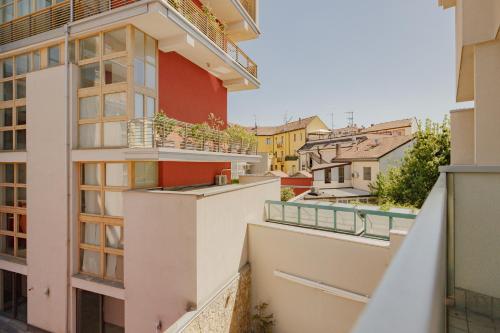 Spacious 180 Luxury Milan Apartment with 3 Bedrooms, 3 Baths & Jacuzzi Bocconi Campus