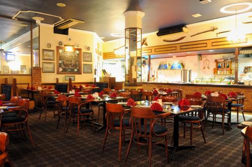 restauracja ze stołami i krzesłami oraz bar w obiekcie Royal Hotel Ladysmith w mieście Ladysmith