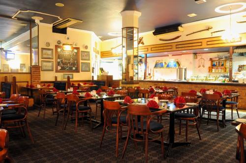 a restaurant with tables and chairs and a bar at Royal Hotel Ladysmith in Ladysmith