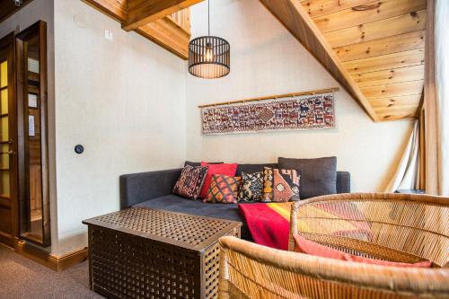 a living room with a blue couch and a table at Hotell Fjällgården Ski-In Ski-Out in Åre
