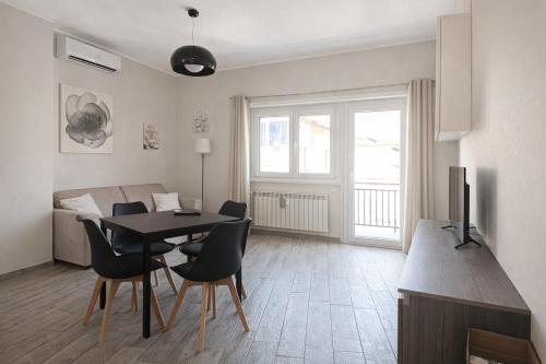 Chic Rome Apartment Near Metro B & Colosseum