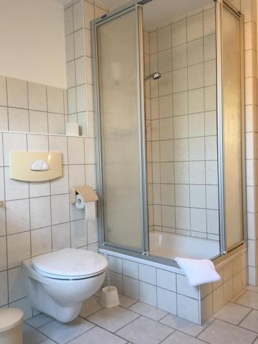 アルンシュタットにあるHopfengrundのバスルーム(トイレ、シャワー付)