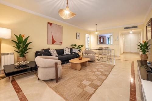 5 min to Banus, Pools, Hot Tub, Parking