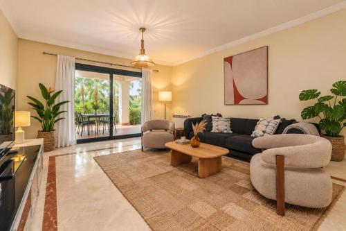 5 min to Banus, Pools, Hot Tub, Parking