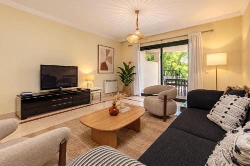 5 min to Banus, Pools, Hot Tub, Parking