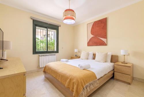 5 min to Banus, Pools, Hot Tub, Parking