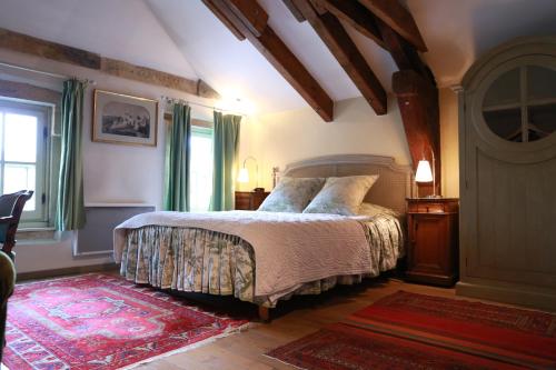 um quarto com uma cama e uma janela em Hôtel de la Cathédrale Metz em Metz