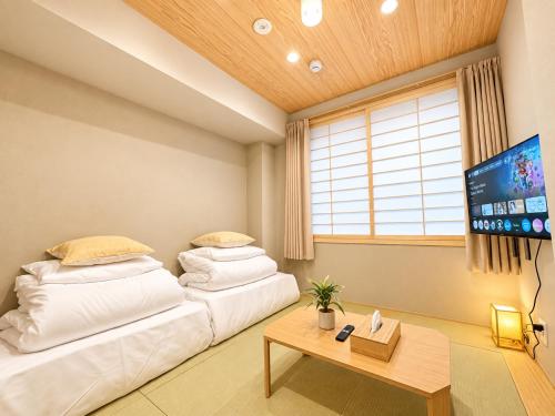 QC1, Bus Stop 2m, Sensoji 9m, 2 Futons