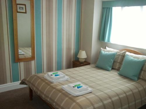 Una habitación de hotel con una cama con dos platos. en The Almar en Scarborough