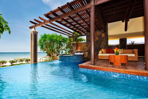 Peldbaseins naktsmītnē Le Jadis Beach Resort & Wellness - Managed by Banyan Tree Hotels & Resorts vai tās tuvumā