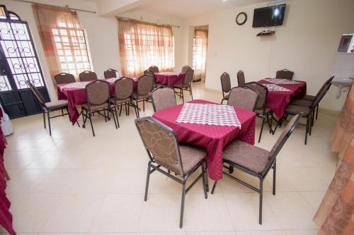 納庫魯的住宿－Fairfield Resort，一间带桌椅和红色桌布的用餐室