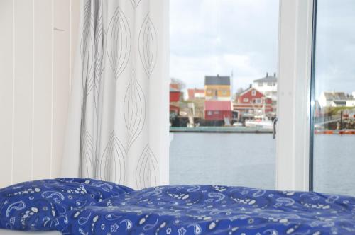 Postel nebo postele na pokoji v ubytování Sula Rorbuer og Havhotell