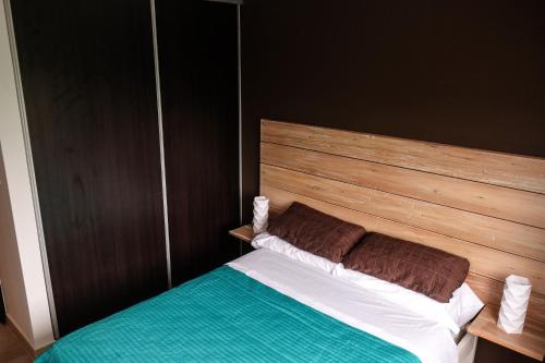 1 dormitorio con 1 cama con cabecero de madera en Departamento Salta en Salta