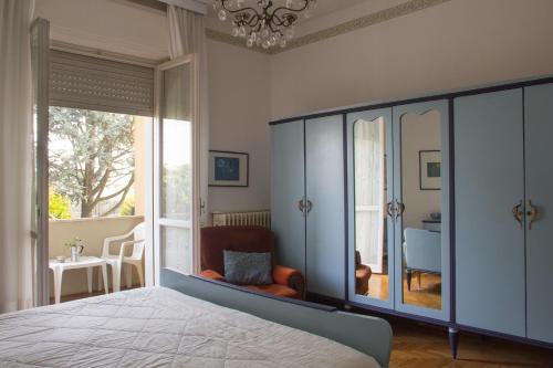 a bedroom with a bed and a chandelier at Il Giardino in Trenzano