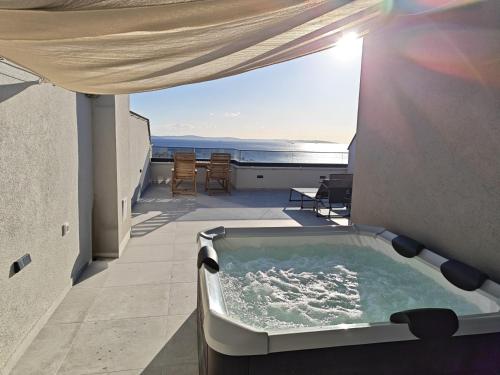 Spyro Apartment- Private rooftop terrace, jacuzzi & seaview
