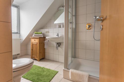Kylpyhuone majoituspaikassa Weingut Leininger Ferienwohnungen