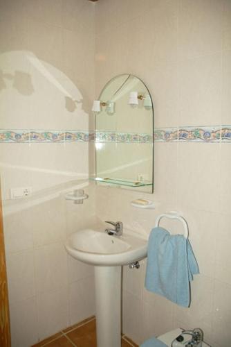 a bathroom with a sink and a mirror at La Penona in Pandorado