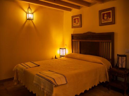 Säng eller sängar i ett rum på Casas Rurales Gredos La Higuera Y El Nogal